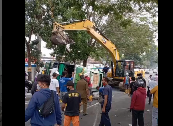 
 Ngeri, Detik-detik Bus Rombongan Takziah Terbalik di Sleman, Puluhan Luka-luka 1 Tewas
