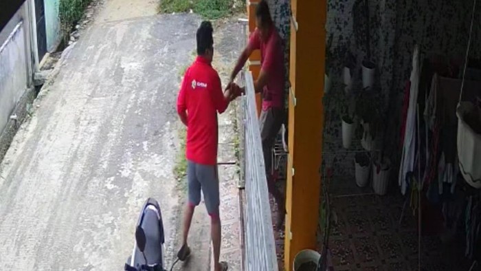 Video Detik-detik Polisi di Pekanbaru Ditikam di Depan Rumahnya Viral