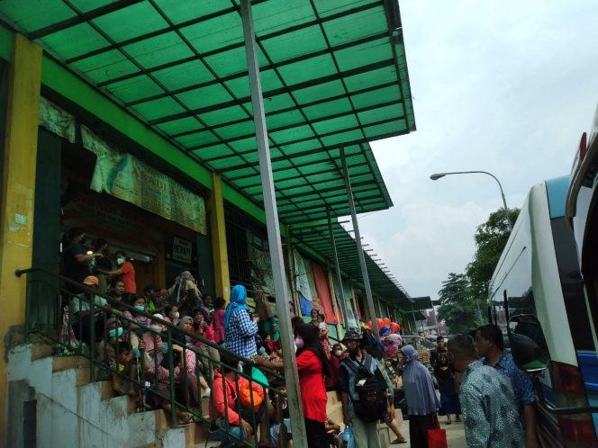
 Warga antusias menunggu kedatangan Presiden Jokowi di Pasar Cibinong, Selasa 17 Mei 2022. Foto: Albin/bogordailynet