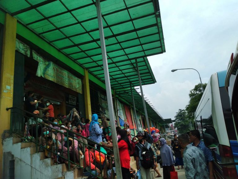 Emak-emak Menyemut Tunggu Jokowi di Pasar Cibinong Bogor