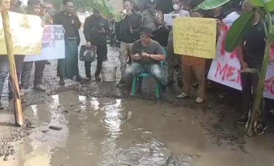 Protes Akses Rancabungur Rusak, AMM Mancing sampai Tanam Pohon Pisang di Jalan Berlubang