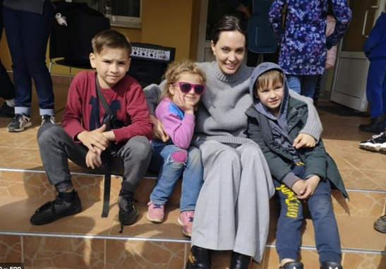 Pantau Kondisi Para Pengungsi, Angelina Jolie Sambangi Ukraina