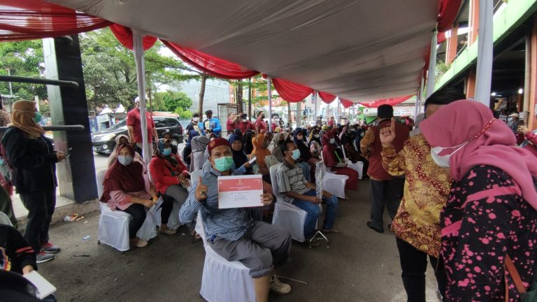 Presiden Jokowi Berikan 500 Paket untuk Pedagang Pasar Gunung Batu