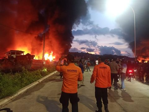 
 Kapal terbakar di Pelabuhan Wijayapura Cilacap. foto: detikcom
