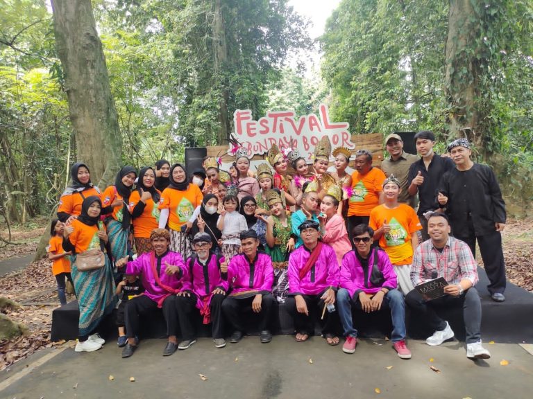 Hibur Pengunjung, Kesenian Sunda Menghiasi Kebun Raya Bogor