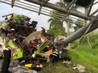 Bus pariwisata kecelakaan di KM 712+400 jalur A Tol Surabaya - Mojokerto, Senin, 16 Mei 2022 pagi. (Arsip PJR Polda Jatim/Suara.com/Bogordaily.net)