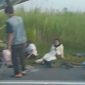 Korban kecelakaan di Tol Mojokerto tampak terkapar di sisi jalan. (Tangkapan layar/Istimewa/Suara.com/Bogordaily.net)