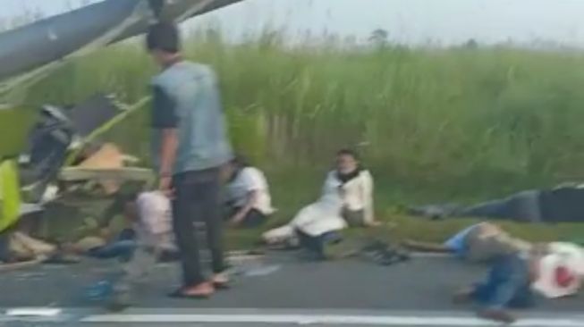 
 Korban kecelakaan di Tol Mojokerto tampak terkapar di sisi jalan. (Tangkapan layar/Istimewa/Suara.com/Bogordaily.net)