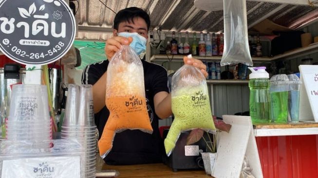 Kuliner Unik, Kemas Thai Tea Bikin Pembeli Senyum-senyum Sendiri
