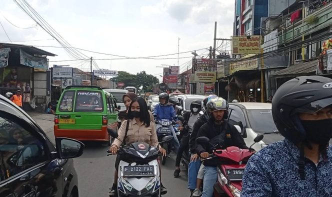 
 Arus Lalu Lintas di depan Pasar Gunung Batu Bogor Macet menjelang kedatangan Presiden Jokowi 