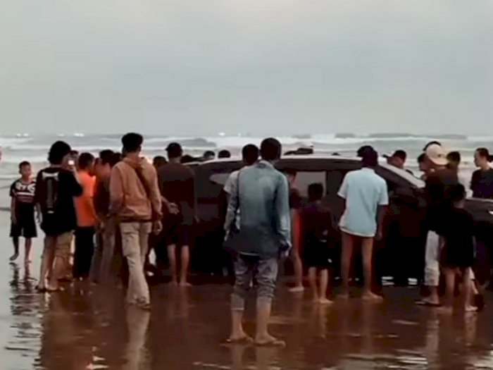 Viral Mobil Pajero Amblas di Pantai Bagedur, Mau Ikut Main Ombak