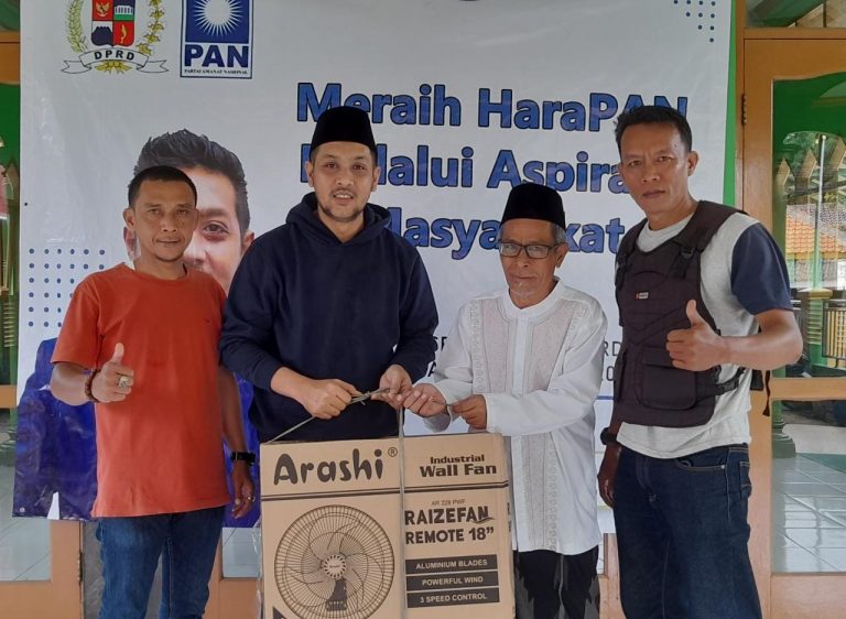 Reses di Loji dan Bubulak, Rifki Alaydrus Sumbang Karpet untuk Majelis Taklim