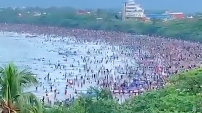 
 Pantai Pangandaran Dipadati Wisatawan. (CNBC/Bogordaily.net)