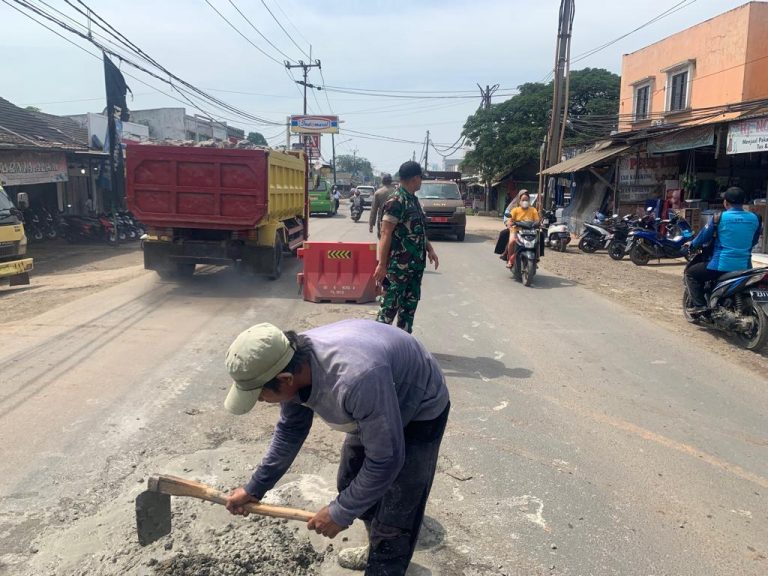 Pemerintah Kecamatan Parung Panjang Bogor Perbaiki Jalan Berlubang