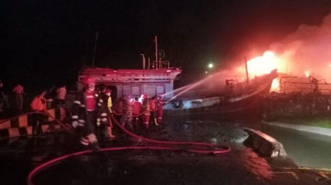 Kronologis Kapal Terbakar di Cilacap: Terdengar Ledakan Keras