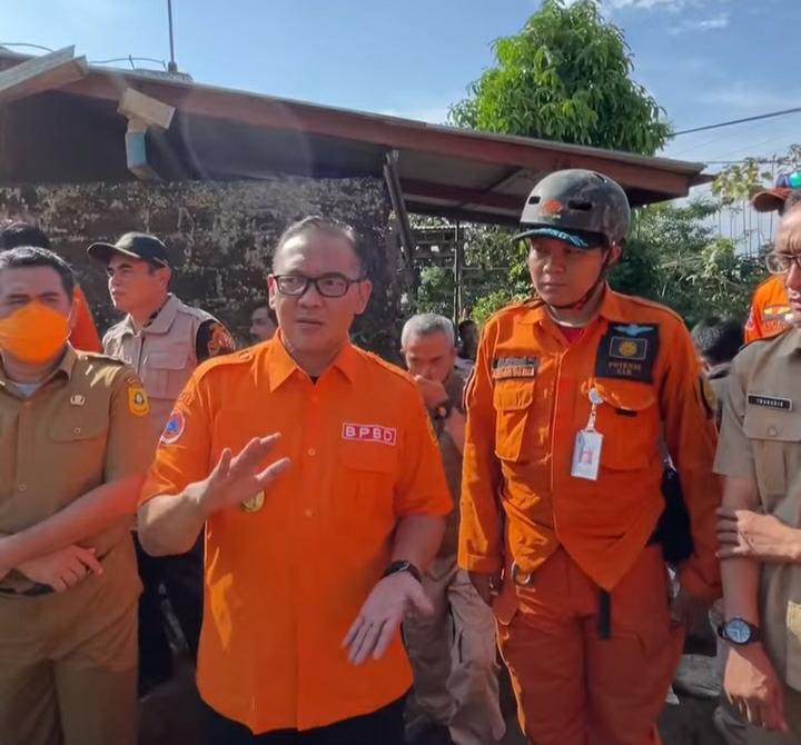 Plt Bupati Bogor Iwan Setiawan Datangi Lokasi Longsor Cijeruk, Bagikan Bantuan untuk Korban