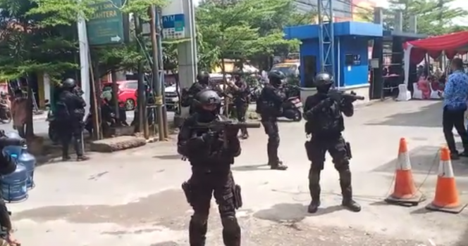 
 Tentara berlaras panjang saat mengamankan Pasar Gunug Batu Bogor. foto: istimewa 