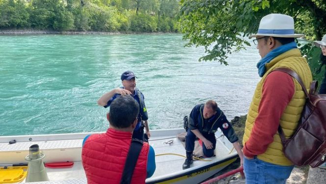 
 Gubernur Jawa Barat Ridwan Kamil saat memantau pencarian Eril di Sungai Aare, Swiss. (KBRI Bern//Bogordaily.net)
