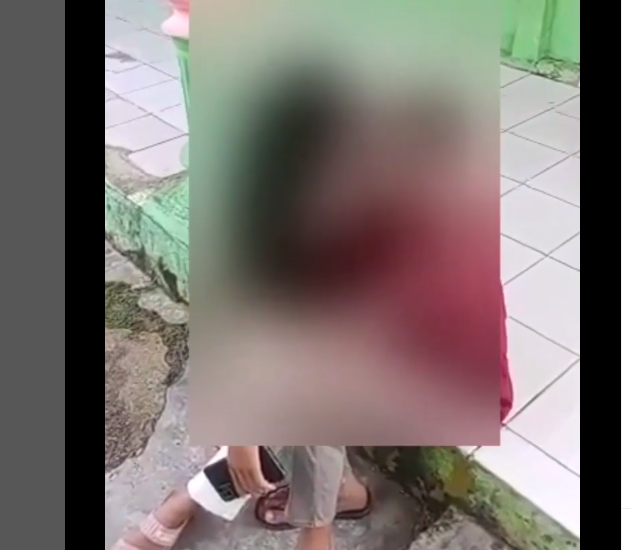 
 Viral video seorang wanita berkerudung bermesraan di halaman rumah viral 
