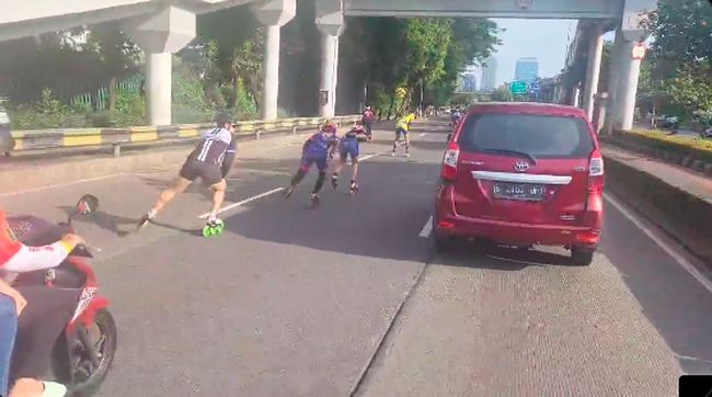 Viral Rombongan Sepatu Roda Meluncur di Jalan Raya, Tagar Tabrak Menggema di Twitter
