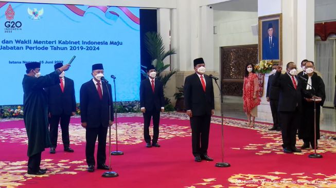 Jokowi Resmi Lantik Zulkifli Hasan Jadi Mendag dan Hadi Tjahjanto Menteri ATR