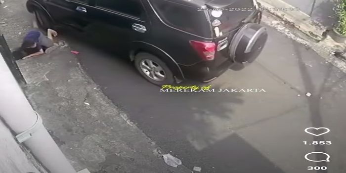 Viral Bocah Dilindas Mobil Saat Mengambil Bola, Diberi Uang Rp100 Ribu