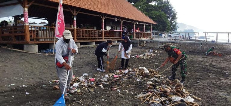 Babinsa Kodim Klungkung Pelopori Bersih-Bersih di Pantai Kampung Kusamba