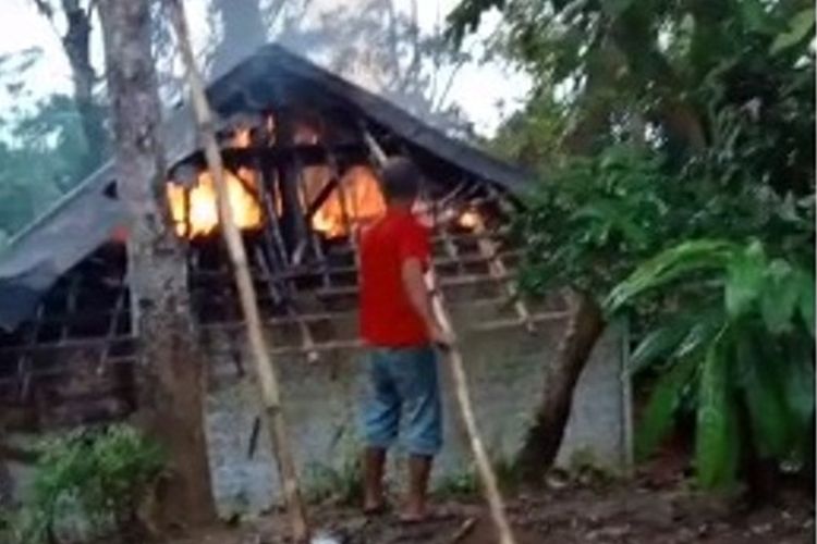 Viral Rumah Ayah yang Memperkosa Anak Kandungnya Dibakar Warga