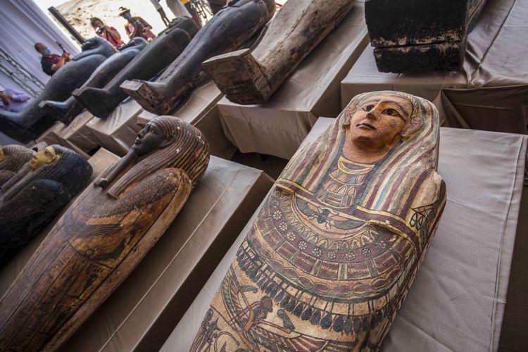 Gali Makam Mumi, Arkeolog Temukan Peti Berisi Harta Karun