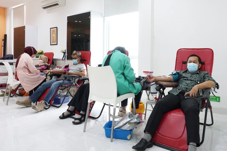 Rayakan Hari Donor Darah, RS AZRA Bogor Gandeng PMI Gelar Kegiatan Sosial