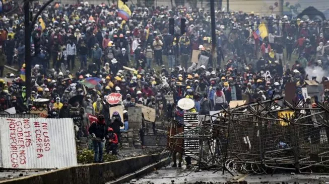 
 Demo turunkan harga BBM di Ekuador. (Foto: AFP via suara.com)