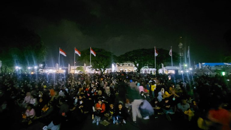 Ribuan Warga Nobar Layar Tancap di Alun-alun Kota Bogor