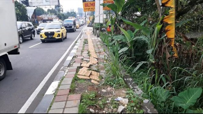 
 Kondisi trotoar yang rusak di Jalan Raya Puncak, Kabupaten Bogor, Sabtu, 4 Juni 2022.(Irfan/Bogordaily.net)