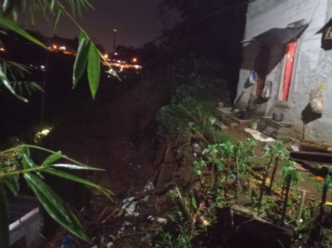 
 Tebing di Kampung Gudang, RT03, RW07, Kelurahan Rangga Mekar, Kecamatan Bogor Selatan, Kota Bogor longsor usai diguyur hujan deras, Senin, 6 Juni 2022.(Heri/Bogordaily.net)
