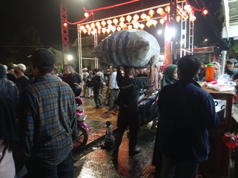 Surken Fest Bawa Berkah, Pemulung Angkut Botol Bekas Satu Karung Besar