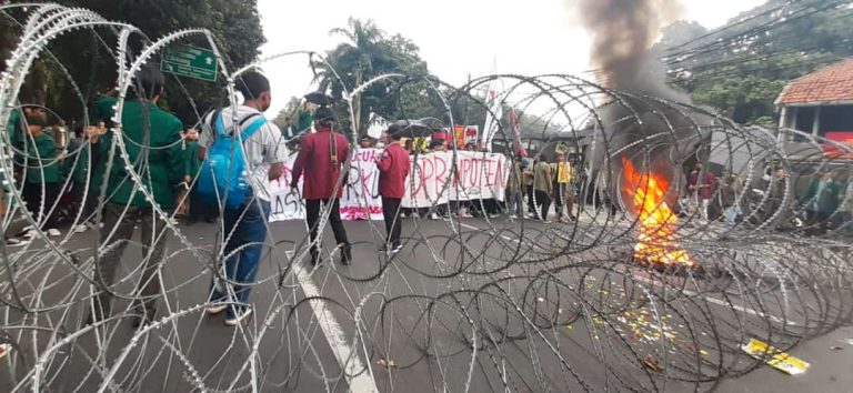 Geram ke Pemerintah, Ratusan Mahasiswa Demo di Depan  Istana Bogor
