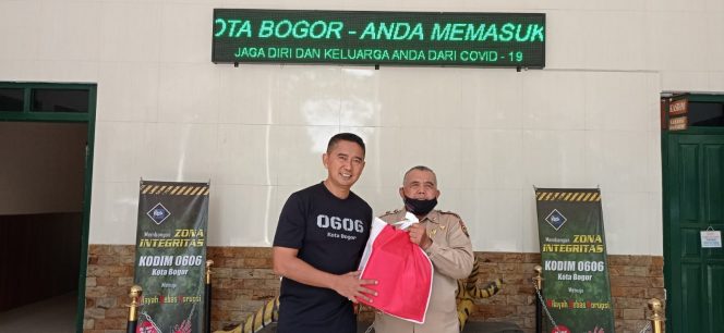 
 Dandim 0606 Kota Bogor, Letkol Inf Ali Akhwan menyerahkan bantuan sembako kepada Veteran.(Istimewa/Bogordaily.net)