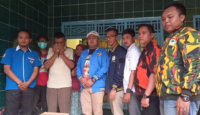 
 Bakal calon Ketua Dewan Pengurus Daerah (DPD) Komite Nasional Pemuda Indonesia (KNPI) Kabupaten Bogor, Fuad Kasyfurrahman, memberikan bantuan kepada korban bencana, Pada Kamis 30 Juni 2022. Foto Ifan/bogordailynet