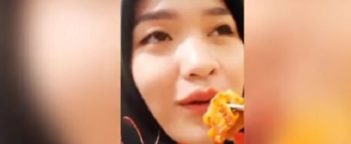 Bawa-bawa Ayat, Wanita Berhijab Makan Daging Babi Viral