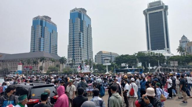 
 Ilustrasi aksi unjuk rasa yang dilakukan massa PA 212 di Jakarta, Jumat 25 Maret 2022. (Yaumal Asri Adi Hutasuhut/Suara.com/Bogordaily.net)