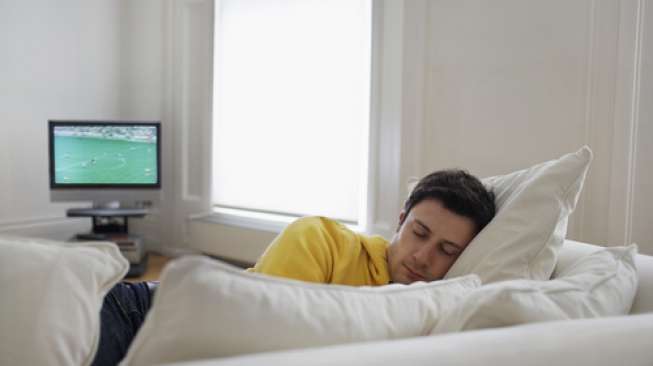 Hati-Hati! Kebiasaan Tidur dengan TV Menyala Bisa Tingkatkan Risiko Penyakit Kronis