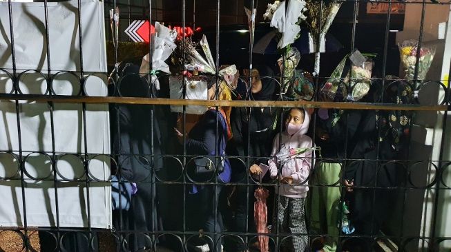 Disambut Lantunan Shalawat, Ibu-ibu Ikut Menangis Saat Jenazah Eril Tiba di Gedung Pakuan