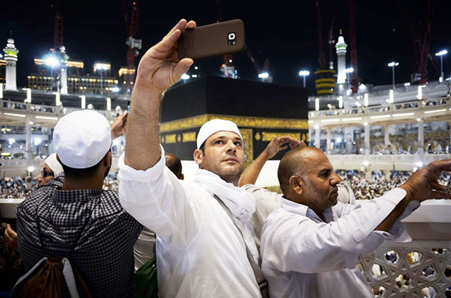 Jemaah Haji Dilarang Selfie di Masjidil Haram, Bakal Ada Denda Berat