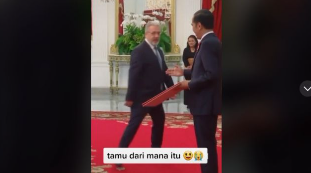 Viral, Diajak Salaman Presiden Jokowi Tamu Negara Ini Malah Melengos