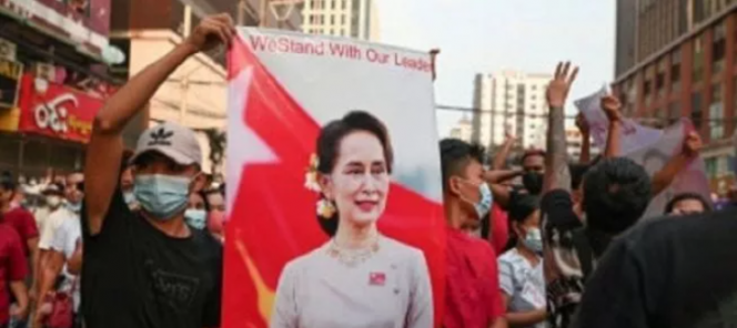 
 Arsip - Demonstrasi di Yangon memprotes kudeta militer dan menuntut pembebasan Aung San Suu Kyi, Februari 2021. (ANTARA/Reuters/as via suara.cpm)