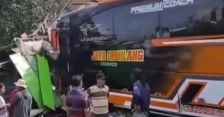 Bruk! Bus Wisata Rombongan Siswa Madrasah Tabrakan, Korban Dievakuasi di Bukit Sekipan