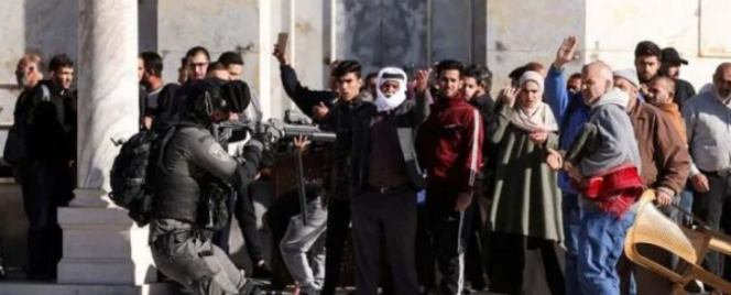 
 Dokumentasi - Seorang anggota pasukan keamanan Israel mengambil posisi menembak saat bentrok dengan pengunjuk rasa asal Palestina di lapangan Masjid Al Aqsa. [Dok. Antara via suaracom]