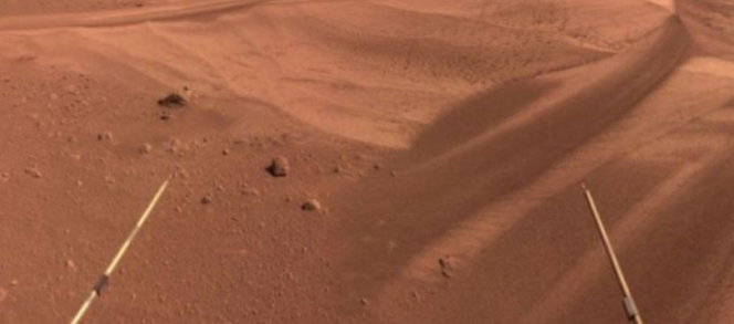 
 Gambar Mars yang ditangkap oleh wahana penjelajah China Zhurong dari misi Tianwen-1 terlihat pada gambar yang dirilis oleh Badan Antariksa Nasional China (CNSA), 29 Juni 2022. (ANTARA/CNSA/HO via Reuters/as via suara.com)