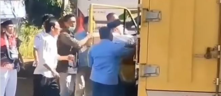 Rombongan Haji vs Sopir Truk Box Ribut di Tengah Jalan Viral