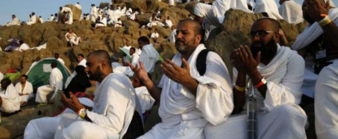 
 Jamaah haji dari berbagai penjuru dunia berkumpul di bukit Arafah, Arab Saudi, untuk melaksanakan puncak ibadah haji wukuf. (AFP via suara.com)